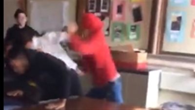 نهاية مروعة لمعلمة تدخلت لفض عراك بين طالبين (فيديو)