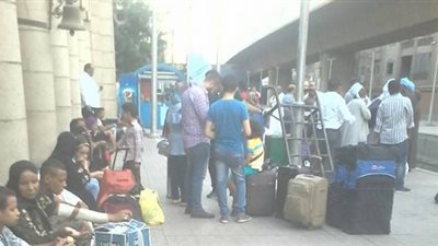 بالصور.. زحام في محطة سكك حديد الجيزة بعد تأخر انطلاق الرحلات