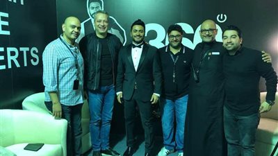 توافد الآلاف على حفل تامر حسني بالسعودية وتامر أمين أول الحضور