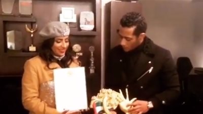 الإمارات تلقب الفنان محمد رمضان بـ «سفير الأمل» (فيديو)