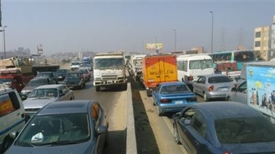 تعطل الطريق الحر في بنها بسبب انقلاب 13 برميل عسل جلوكوز