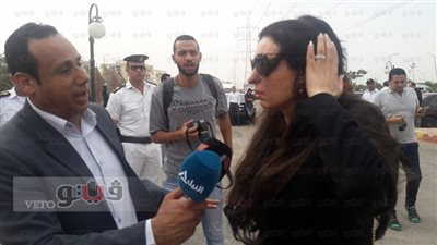 بالصور.. هنيدي ودنيا والسقا في جنازة محمود عبدالعزيز