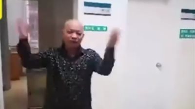 رجل يرقص خلال جلسة لعلاج السرطان يشعل الإنترنت (فيديو)