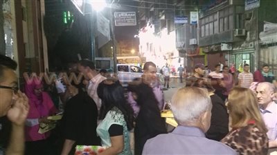 بالصور.. مسلمون يوزعون الحلوى والورود بمناسبة عيد القيامة بأسيوط