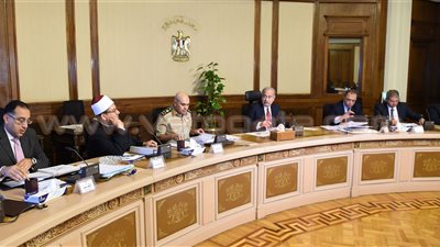 4 شائعات هزت الحكومة في أول يوليو.. زيادة الضرائب على المواطنين.. فرض ضريبة على حسابات مواقع التواصل الاجتماعي.. جلب أسماك قرش مفترسة من الخارج.. وتأخير في المستحقات المالية لصناع أثاث «الأسمرات&