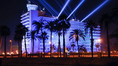 قناة السويس تنير منشآتها باللون الأزرق احتفالًا بـ «الأوتيزم»