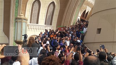 أبناء محمود عبدالعزيز يشيعون جثمان والدهم من مسجد الشرطة