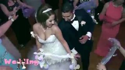 بالفيديو.. عريس يحمل عروسه ويرقص بها وسط المعازيم