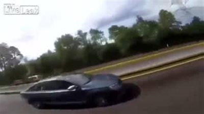 بالفيديو والصور.. رد فعل كارثي لفتاة بعد سباق حبيبها لدراجة نارية