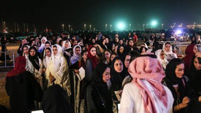 سعوديات دون حجاب يشعلن حفل تامر حسني في أول ظهور له بالمملكة (فيديو)