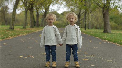 مصور يرصد أفضل اللقطات للتوائم المتماثلة في لندن (صور)