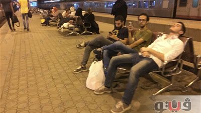 بالصور.. أزمة تأخر القطارات بمحطة مصر تفجر غضب المسافرين
