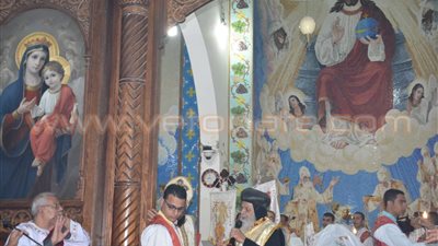 بالصور.. محافظ البحر الأحمر ومدير الأمن يحضران قداس عيد القيامة