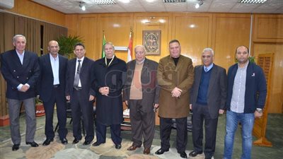 محافظ الإسماعيلية يبحث دعم الموهوبين والأندية الشعبية (صور)