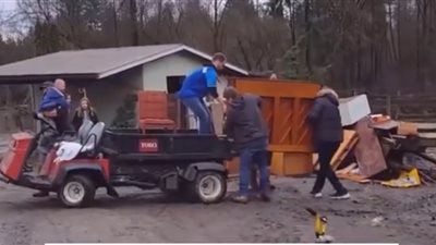 عازف يودع البيانو الخاص به بطريقة غريبة (فيديو)