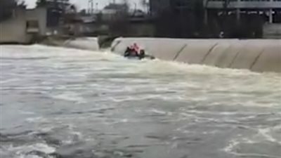 سد يبتلع مركبة عليها ثلاثة رجال (فيديو)