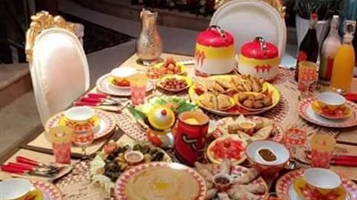 بالصور.. سعودي يشعل مواقع التواصل بسفرة والدته