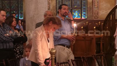 بالفيديو والصور.. أقباط الكنيسة اليونانية يشعلون الشموع احتفالا بعيد القيامة
