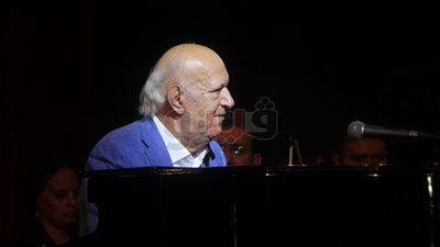 بالصور.. عمر خيرت يشعل حفله الثاني بجامعة القاهرة في حب الوطن