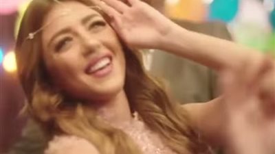 بالفيديو.. «وصلة رقص» لـ«سارة سلامة» بفستان جريء في «حواري بوخارست»