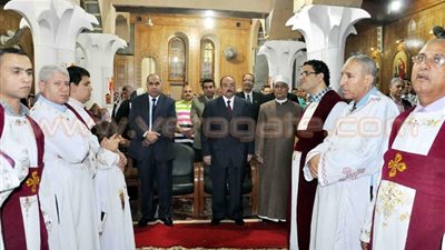 بالصور.. محافظ القليوبية يشارك الأقباط احتفالات عيد القيامة