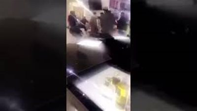 مشاجرة طاحنة بين مجموعة من الشباب بمركز تجاري (فيديو)