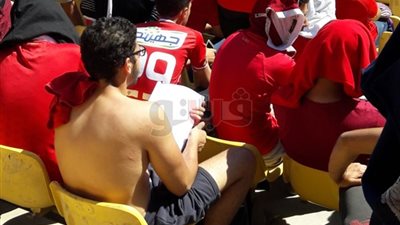 طالب الـ«فيزياء» بمدرجات الثالثة شمال: «معرفش يكون فيه ماتش ومحضرش».. ذاكرت 8 ساعات في الشمس من أجل الأهلي.. بحلم أدخل طب.. أسرتي لم تمنعني من حضور المباراة.. وبنسبة 80% البطولة أه