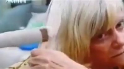 امرأة تتعرض لموقف محرج بعد فشلها في استخدام مكواة الشعر (فيديو)