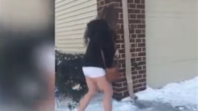 لحظة سقوط فتاة حسناء بطريقة مروعة (فيديو)