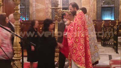 بالفيديو والصور.. الكنيسة اليونانية تستقبل الأقباط بالورود
