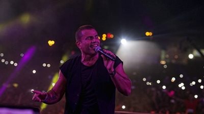 عمرو دياب يبدأ حفل بورتو جولف بأغنية «قمر إيه»
