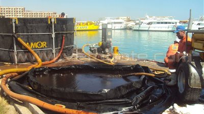 بالصور.. شواطئ الغردقة ترفع شعار «شحم وزيت» في العيد «تقرير»