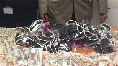 بالصور.. ضبط ألماني حاول تهريب 46 نظارة شمسية بمطار الغردقة