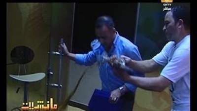 بالفيديو.. القرموطي يصطدم بـ«عامل البوفيه» ويكسر «كوباية الشاي»