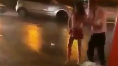 نهاية مؤلمة لفتاة تسير مع حبيبها أثناء هطول الأمطار (فيديو)