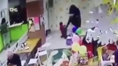 فضيحة أم تقدم نصائح للآباء على السوشيال ميديا بعد نشر لقطات تضرب ابنها بقسوة