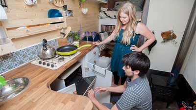 بالصور.. زوجان يحولان شاحنة لمنزل