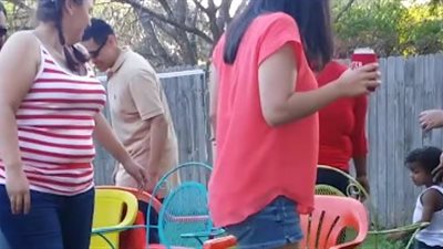 أشخاص يتعرضون لسقطات مروعة أثناء لعبة «الكراسي» (فيديو)