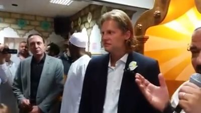 بالفيديو.. صحفي ألماني يشهر إسلامه أول أيام عيد الفطر ببرلين