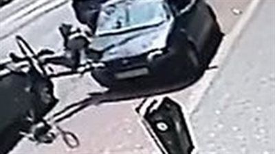 بالفيديو والصور.. سائق سيارة يطيح بدراجة وراكبها بعد شجار عنيف