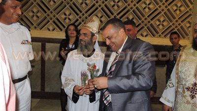 بالصور.. مدير أمن بورسعيد يوزع الورد على الأقباط في عيد القيامة