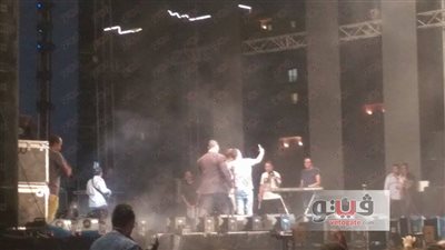 معجب يقتحم مسرح عمرو دياب والـ«بودي جارد» يعتدي عليه