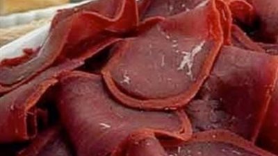 ضبط مصنع بسطرمة يستخدم لحوما مجهولة المصدر في شبرا الخيمة