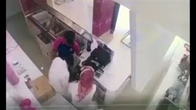 عملية سطو مسلح على محل بالسعودية (فيديو)