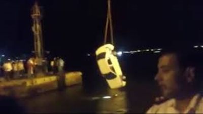 بالفيديو.. لحظة انتشال سيارة غارقة بممر القناة في بورسعيد