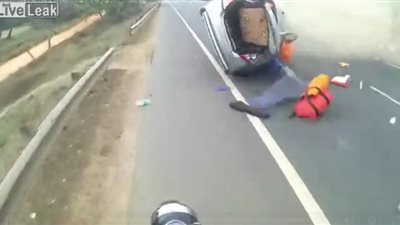 لحظة نجاة سائق دراجة نارية من حادث مروع (فيديو)