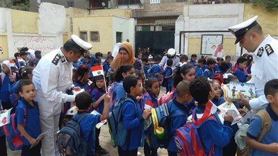 المدارس شكل تاني مع أبناء الشهداء.. هدايا وتكريم وحماية.. اصطحاب التلاميذ من منازلهم لمدارسهم.. الضباط يشاركون الطابور ويوزعون أدوات مدرسية وأعلاما عليهم.. مديرو الأمن: لن ننساكم (فيديو وصور)