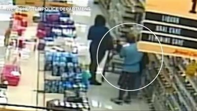 رجل وزوجته يخدعان مسنة ويسرقان محفظة نقودها داخل سوبر ماركت