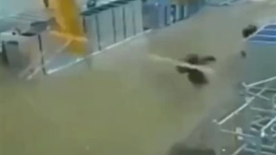 رد فعل لعمال بعد نجاتهم من الموت بأعجوبة (فيديو)