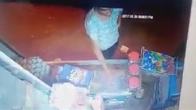 بالفيديو.. لحظة سرقة كروت شحن من «سوبر ماركت»